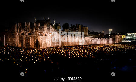 Londres, Royaume-Uni. 5 Nov 2018. Au-delà de l'approfondissement à l'ombre de la Tour de Londres. Un déménagement et l'installation de 10 000 flammes brûlantes pour marquer le centenaire du jour de l'Armistice à la fin de la première guerre mondiale. Crédit : IAN SKELTON/Alamy Live News Banque D'Images