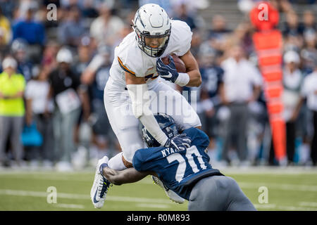 Houston, TX, USA. 29Th sep 2018. UTEP Pèse mineurs tight end David Lucero (18) est abordé par Rice Owls arrière défensif George Nyakwol (20) au cours du 1er trimestre d'un NCAA football match entre l'UTEP Pèse mineurs et des hiboux de Riz Riz au Stadium de Houston, TX. UTEP Pèse a gagné le match 34 à 26.Trask Smith/CSM/Alamy Live News Banque D'Images