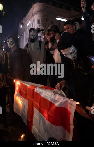 Londres, Royaume-Uni. 5 Nov 2018. Millions Mars masque rally dans le centre de Londres le 5 novembre 2018 avec Anonymus partisans portant le célèbre masque de Guy Fawkes. Credit : Giovanni Strondl/Alamy Live News Banque D'Images