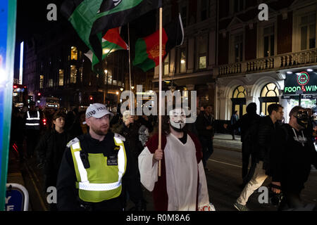 Londres, Royaume-Uni. 5 Nov 2018. Millions Mars masque rally dans le centre de Londres le 5 novembre 2018 avec Anonymus partisans portant le célèbre masque de Guy Fawkes. Credit : Giovanni Strondl/Alamy Live News Banque D'Images