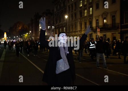 Londres, Royaume-Uni. 5 Nov 2018. Millions Mars masque rally dans le centre de Londres le 5 novembre 2018 avec Anonymus partisans portant le célèbre masque de Guy Fawkes. Credit : Giovanni Strondl/Alamy Live News Banque D'Images