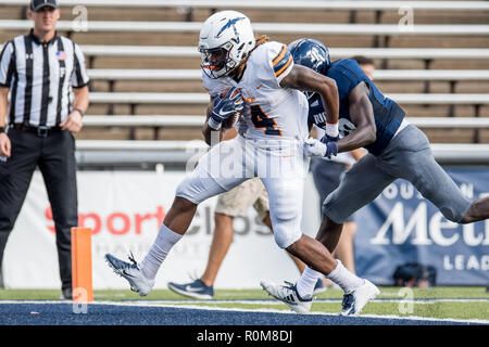 Houston, TX, USA. 29Th sep 2018. UTEP Pèse d'utiliser de nouveau les mineurs Quardraiz Wadley (4) exécute pour un touché que le riz hiboux arrière défensif George Nyakwol (20) tente de le descendre au 2e trimestre d'une NCAA football match entre l'UTEP Pèse mineurs et des hiboux de Riz Riz au Stadium de Houston, TX. UTEP Pèse a gagné le match 34 à 26.Trask Smith/CSM/Alamy Live News Banque D'Images