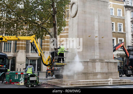 Londres, Royaume-Uni. 5Th Nov, 2018. Nettoyer les travailleurs du cénotaphe de Whitehall memorial, le centre de Londres avant la cérémonie du jour de l'Armistice le 11 novembre. Les membres de la famille royale et de responsables clés sera présent à la cérémonie. Credit : Dinendra Haria SOPA/Images/ZUMA/Alamy Fil Live News Banque D'Images