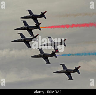 San Bernardino, CA, USA. 4ème Nov, 2018. Air Show - Les Patriotes JET TEAM performing précision proche de trimestre manoeuvres en San Bernadino Air Show 2018 SBDFest - 2018, l'aéroport de San Bernadino, San Bernardino, Californie, USA, le 4 novembre 2018. DEAN ''WILBUR WRIGHT'' en jet 1, ROB ''tache'' à l'aile droite 2 HUTCHISON, JOHN ''BORDZ'' POSSON en aile gauche 3, PAUL ''sticky'' STRICKLAN #  4 jet dans la fente, SCOTT ''KARTEVEDT D'ADMISSION'' dans l'aile gauche, 5 et Scott ''banquier'' IND dans l'aile droite 6.Droit de crédit cr Scott Mitchell/ZUMA Press Crédit : Scott Mitchell/ZUMA/Alamy Fil Live News Banque D'Images