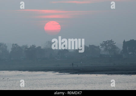 06 novembre 2018, le Schleswig-Holstein, Lübeck : Le soleil se lève sur la mer Baltique à Lübeck. Photo : afp/Marques de Bodo Banque D'Images