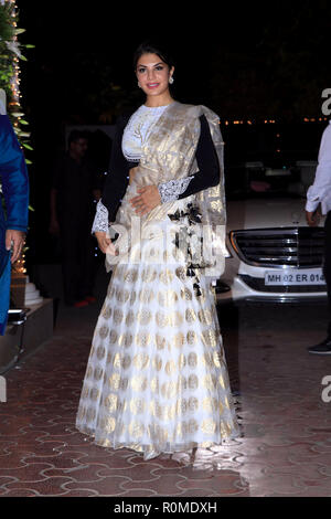 Mumbai, Inde. 4ème Nov, 2018. L'actrice Jacqueline Fernandez assister à la fête de Diwali Shilpa Shetty à Juhu à Mumbai. Credit : Azhar Khan SOPA/Images/ZUMA/Alamy Fil Live News Banque D'Images