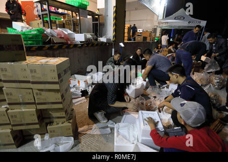 (181106) -- BEIJING, 6 novembre 2018 (Xinhua) -- Personnes processus livraison express de matsutake dans le comté de Yajiang, sud-ouest de la province chinoise du Sichuan, 14 août 2018. Pour aider les agriculteurs à développer l'agriculture et accroître matsutake les revenus des villageois, le gouvernement local a mis en place les entreprises de logistique au cours des deux dernières années. Jusqu'à présent, plus de 2 000 tonnes de matsutakes ont été vendus par livraison express. La Chine secteur courrier posté une croissance régulière au cours des neuf premiers mois de cette année, selon une information donnée par le bureau de poste de l'État. Le secteur ploutocrates de 424,63 milliards de yuans (environ 61 milliards de dollars U. Banque D'Images