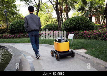 (181106) -- BEIJING, 6 novembre 2018 (Xinhua) -- Une voiture de livraison fournit des marchandises à un communauté pilote à Nanjing, capitale de la province de Jiangsu, Chine orientale, le 16 avril 2018. La voiture, qui peut échanger des informations avec d'ascenseur, est prévu de fournir des services à plus de 1 000 communautés en Chine dans l'avenir. La Chine secteur courrier posté une croissance régulière au cours des neuf premiers mois de cette année, selon une information donnée par le bureau de poste de l'État. Le secteur ploutocrates de 424,63 milliards de yuans (environ 61 milliards de dollars US) de recettes de janvier à septembre, en hausse de 24 pour cent d'année en année, wit Banque D'Images