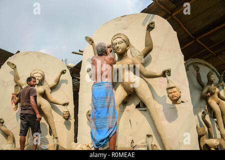 Vu les hommes dans leur atelier travaillant sur les statues de Kali. Idole décideurs sont occupés à faire et donner la touche finale de la déesse Kali Kali Puja à l'avance à l'occasion de Diwali à Agartala, capitale de la nord-est de l'Etat de Tripura. Banque D'Images