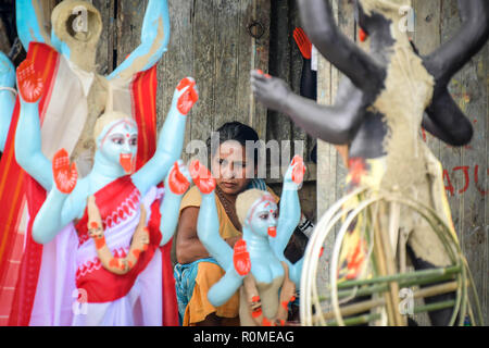 Une femme vu dans son atelier travaillant sur les statues de Kali. Idole décideurs sont occupés à faire et donner la touche finale de la déesse Kali Kali Puja à l'avance à l'occasion de Diwali à Agartala, capitale de la nord-est de l'Etat de Tripura. Banque D'Images