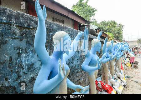 Agartala, Tripura, Inde. 5Th Nov, 2018. Une vue générale de nombreuses statues de Kali. Idole décideurs sont occupés à faire et donner la touche finale de la déesse Kali Kali Puja à l'avance à l'occasion de Diwali à Agartala, capitale de la nord-est de l'Etat de Tripura. Credit : Saha Abishai SOPA/Images/ZUMA/Alamy Fil Live News Banque D'Images