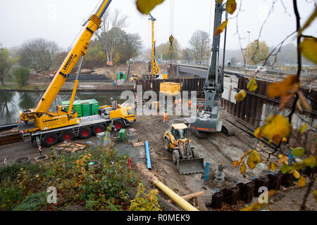 06 novembre 2018, le Schleswig-Holstein, Lübeck : Des travaux sont en cours sur le pied du pont pour la deuxième voie de la Possehl pont au-dessus de la Trave. La structure du pont coûte maintenant 15 au lieu de la neuf millions d'euros calculé précédemment et n'est toujours pas terminée. La construction est répertorié dans le chwarzbuch «' du Bund der Steuerzahler, qui a été présenté le même jour. Photo : Rainer Jensen/dpa Banque D'Images