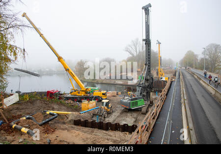 06 novembre 2018, le Schleswig-Holstein, Lübeck : Des travaux sont en cours sur le pied du pont pour la deuxième voie de la Possehl pont au-dessus de la Trave. La structure du pont coûte maintenant 15 au lieu de la neuf millions d'euros calculé précédemment et n'est toujours pas terminée. La construction est répertorié dans le chwarzbuch «' du Bund der Steuerzahler, qui a été présenté le même jour. Photo : Rainer Jensen/dpa Banque D'Images