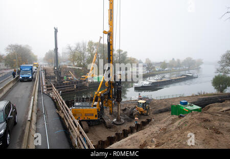 06 novembre 2018, le Schleswig-Holstein, Lübeck : La seule voie Possehl pont sur la Trave est utilisé alternativement par les véhicules dans les deux sens. La structure du pont coûte maintenant 15 au lieu de la neuf millions d'euros calculé précédemment et n'est toujours pas terminée. La construction est répertorié dans le chwarzbuch «' du Bund der Steuerzahler, qui a été présenté le même jour. Photo : Rainer Jensen/dpa Banque D'Images