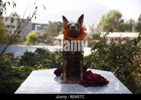 Katmandou, Népal. Nov 6, 2018. Une statue d'un chien de police est inaugurée lors de ''Kukkur'' le chien Tihar festival adorant le deuxième jour de la période de cinq jours de long festival Tihar, également appelée Diwali à l'école de dressage des chiens de police à Katmandou, au Népal, le Mardi, Novembre 06, 2018. Credit : Skanda Gautam/ZUMA/Alamy Fil Live News Banque D'Images