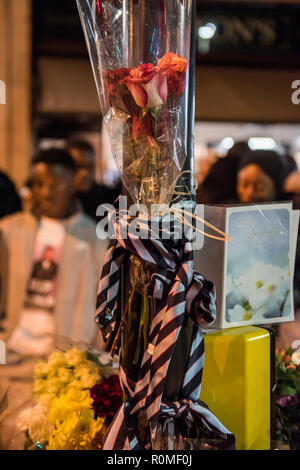 Clapham South, Londres, Royaume-Uni. 5 Nov 2018. Une veillée est organisée pour Mide-Madariola Malcolm, 17 ans, de Peckham, victime d'stabbning vendredi à la station de métro Clapham South. Crédit : Guy Bell/Alamy Live News Banque D'Images