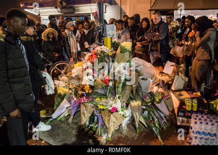 Clapham South, Londres, Royaume-Uni. 5 Nov 2018. Une veillée est organisée pour Mide-Madariola Malcolm, 17 ans, de Peckham, victime d'stabbning vendredi à la station de métro Clapham South. Crédit : Guy Bell/Alamy Live News Banque D'Images