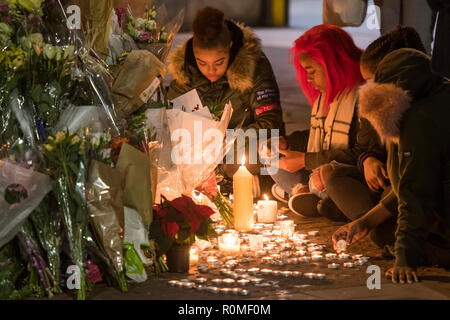 Clapham South, Londres, Royaume-Uni. 5 Nov 2018. Après la foule a fait un petit groupe de filles ont tendance à rester les bougies - UN Vigil est tenue pour Mide-Madariola Malcolm, 17 ans, de Peckham, victime d'stabbning vendredi à la station de métro Clapham South. Crédit : Guy Bell/Alamy Live News Banque D'Images