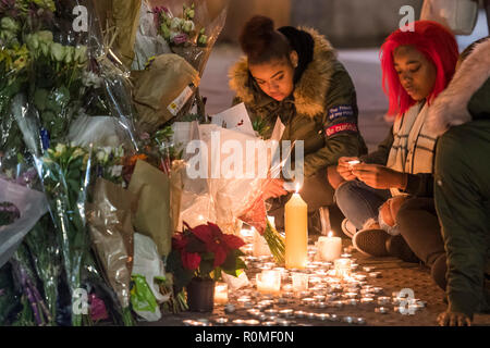 Clapham South, Londres, Royaume-Uni. 5 Nov 2018. Après la foule a fait un petit groupe de filles ont tendance à rester les bougies - UN Vigil est tenue pour Mide-Madariola Malcolm, 17 ans, de Peckham, victime d'stabbning vendredi à la station de métro Clapham South. Crédit : Guy Bell/Alamy Live News Banque D'Images