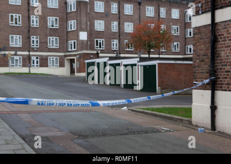 Londres, Royaume-Uni. 6 Nov 2018. La police à l'entrée d'une scène de crime à Greenleaf Fermer dans la Tulse Hill housing estate à Lambeth, où un comme-encore-un-nommé jeune homme de 16 ans a été poignardé dans la soirée du 5 novembre, dans le cadre d'une récente hausse de la criminalité couteau à Londres. Crédit : Anna Watson/Alamy Live News Banque D'Images