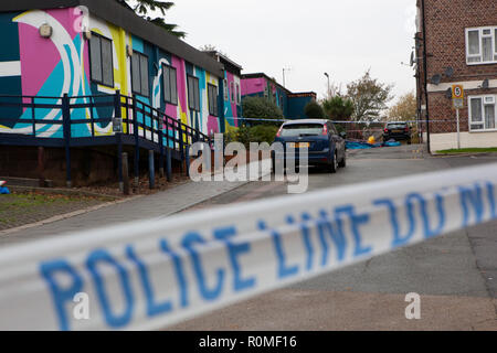 Londres, Royaume-Uni. 6 Nov 2018. La police à l'entrée d'une scène de crime à Greenleaf Fermer dans la Tulse Hill housing estate à Lambeth, où un comme-encore-un-nommé jeune homme de 16 ans a été poignardé dans la soirée du 5 novembre, dans le cadre d'une récente hausse de la criminalité couteau à Londres. Crédit : Anna Watson/Alamy Live News Banque D'Images