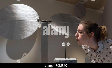 Londres, Royaume-Uni. 6 novembre 2018. Un membre du personnel de l'interaction est odularity "vues", 2015/2018, une installation cinétique interactive. Aperçu de 'Home' à terme, au Design Museum. L'exposition, en partenariat avec IKEA Museum Almhult, demande vivons-nous dans la façon dont les architectes et designers d'avant-garde une fois que prévu, ou a notre idée de l'accueil s'est révélé résistant à de réels changements. Plus de 150 objets et expériences sont sur l'affichage 7 Novembre au 24 mars 2019. Crédit : Stephen Chung / Alamy Live News Banque D'Images