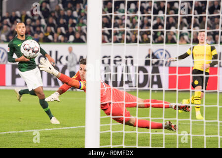 Wolfsburg, Allemagne. 06Th Nov, 2018. Après un tir de Jacob BRUUN LARSEN (re., N) renvoi Koen CASTEELS (WOB) suit le ballon, action, football 1. Bundesliga, 10.journée, VfL Wolfsburg (WOB) - Borussia Dortmund (NE) 0 : 1, le 03.11.2018 à Wolfsburg/Allemagne. ¬ | Conditions de crédit dans le monde entier : dpa/Alamy Live News Banque D'Images