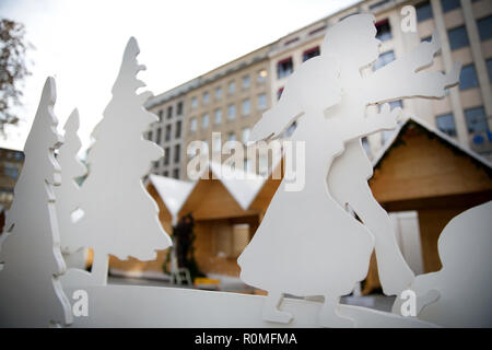 06 novembre 2018, en Rhénanie du Nord-Westphalie, Düsseldorf : Lors de la construction du marché de Noël, les figures sont debout sur Schadowplatz à Düsseldorf. Le marché de Noël appelé Schneehüttendorf s'ouvre le 22 novembre et dure jusqu'au 30 décembre. Photo : Martin Gerten/dpa Banque D'Images