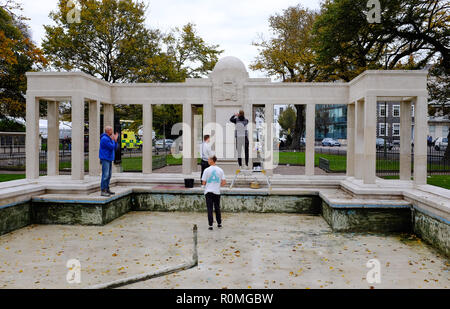 Brighton UK 6 Novembre 2018 - Brighton War Memorial à nettoyer aujourd'hui en état de disponibilité pour le 100e anniversaire de la fin de la Première Guerre mondiale et du Jour du Souvenir le dimanche le 11 novembre Crédit : Simon Dack/Alamy Live News Banque D'Images