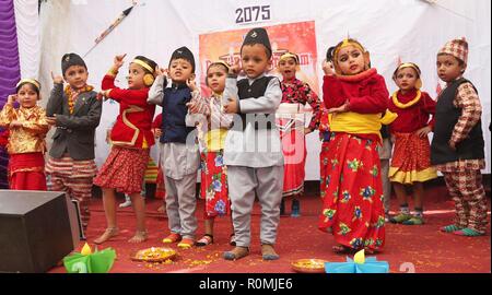 (181106) -- KATMANDOU, 6 novembre 2018 (Xinhua) -- les enfants népalais effectuer à l'occasion de festival Tihar à Katmandu, Népal, du 6 novembre 2018. 'Le', Tihar festival hindou des lumières, est célébré pendant cinq jours. Chaque jour est consacré à différentes personnalités religieuses y compris la vache, Crow, et chien.(Xinhua/Sunil Sharma) (mot de passe) Banque D'Images