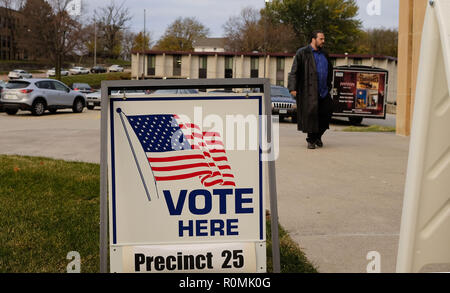 Sioux City, Iowa, États-Unis. Nov 6, 2018. Les chefs d'un électeur à son bureau de scrutin à l'Auditorium à Morningside College Eppley pendant l'élection de mi-mandat 2018 Mardi, 6 novembre, 2018 à Sioux City, en Iowa. Credit : Jerry Mennenga/ZUMA/Alamy Fil Live News Banque D'Images