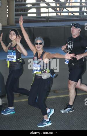 New York, NY, USA. 4ème Nov, 2018. 4 novembre 2018 - New York City Marathon, Ed Koch Queensboro Bridge. Teri Hatcher et sa fille Emerson Tenney repéré l'exécution de la New York City Marathon. NY PAPIERS Crédit : Dan Herrick/ZUMA/Alamy Fil Live News Banque D'Images