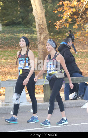 New York, NY, USA. 4ème Nov, 2018. 4 novembre 2018 - Teri Hatcher et sa fille Emerson Tenney participant au Marathon de New York, dans Central Park. NY PAPIERS Crédit : Dan Herrick/ZUMA/Alamy Fil Live News Banque D'Images