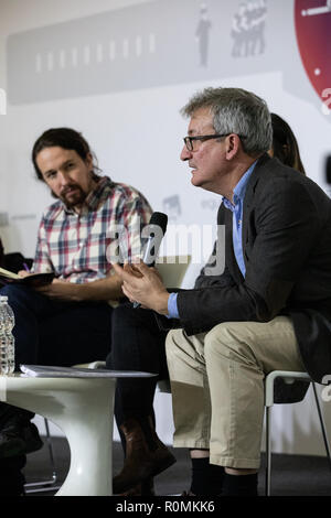 Madrid, Espagne. 6 novembre, 2018. PABLO IGLESIAS, Secrétaire Général du Podemos et JAIME CABEZA, professeur de droit du travail et de la sécurité sociale à l'Université de Vigo. Le groupe parlementaire "Unidos-Podemos' dans Marea a présenté mardi une proposition de loi sur le temps de travail correspondant qui cherche à établir le cadre juridique des corrections nécessaires pour la vie personnelle et familiale, ainsi que les soins de concentrer les relations de travail et l'organisation du travail rémunéré le Nov 6, 2018 à Madrid, Espagne Credit : Jesús Encarna/Alamy Live News Banque D'Images