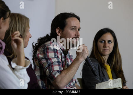 Madrid, Espagne. 6 novembre, 2018. PABLO IGLESIAS, Secrétaire Général du Podemos et IONE BELARRA, vice-président d'Unidos Podemos au Congrès.Le groupe parlementaire "Unidos-Podemos' dans Marea a présenté mardi une proposition de loi sur le temps de travail correspondant qui cherche à établir le cadre juridique des corrections nécessaires pour la vie personnelle et familiale, ainsi que les soins de concentrer les relations de travail et l'organisation du travail rémunéré le Nov 6, 2018 à Madrid, Espagne Credit : Jesús Encarna/Alamy Live News Banque D'Images