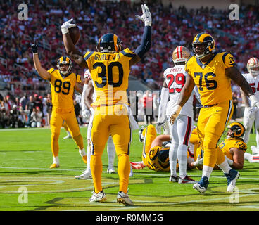 21 octobre 2018 : Los Angeles Rams running back Todd Gurley (30) célèbre un touché au cours de la NFL football match entre les Los Angeles Rams et les San Francisco 49ers à Levi's Stadium à Santa Clara, CA. Les Béliers défait les 49ers 39-10. Damon Tarver/Cal Sport Media Banque D'Images