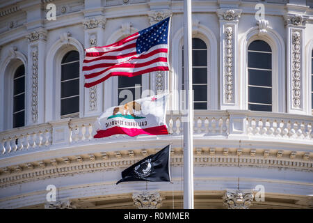 22 septembre 2018 Sacaramento / CA / USA - Le drapeau américain, le drapeau de la Californie et le pow-MIA drapeaux dans le vent en face du Capitol State Bui Banque D'Images