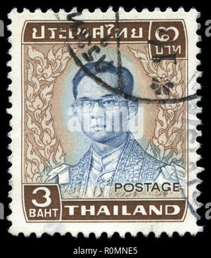 Timbre-poste de Thaïlande, le Roi Bhumibol Adulyadej (1972-1979) série émise en 1974 Banque D'Images