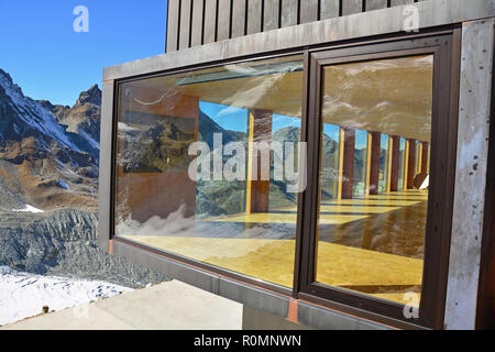 Moiry le refuge de montagne avec une vue magnifique, dans le Val d'Anniviers suisse, avec vue sur le glacier de Moiry Banque D'Images