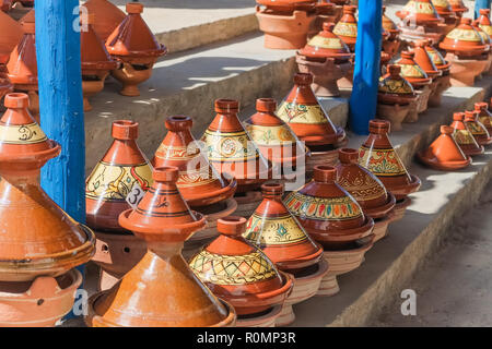 Tajine marocain poterie à vendre au marché à Essaouira, Maroc. Banque D'Images