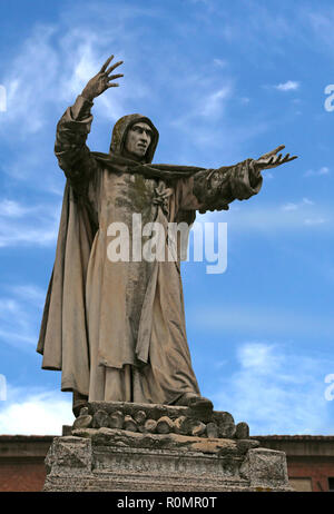 Grande statue de Girolamo Savonarola à Ferrare en Italie.La cause de la mort est pendu et brûlé Banque D'Images