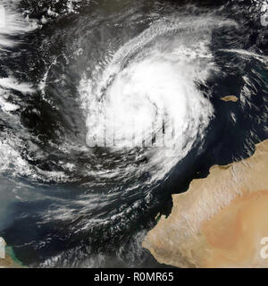 Cyclone tropical Luban tournait dans la mer d'Oman, menace de grève, le Yémen ou l'Oman. Éléments de cette image sont meublées par la NASA Banque D'Images