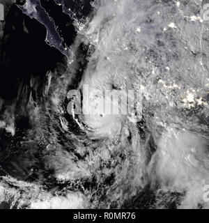 L'ouragan Willa ferme dans le Mexique. L'image de nuit. L'ouragan Willa apparaît au loin de la côte du Pacifique. Éléments de cette image fournie par N Banque D'Images