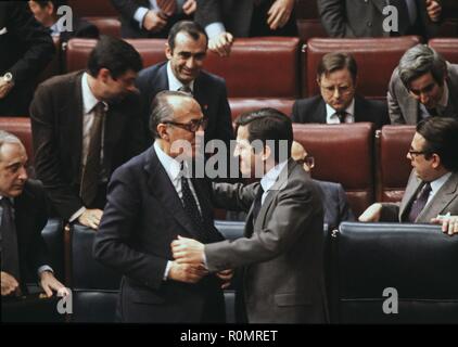 LEOPOLDO CALVO SOTELO ESPAÑOL POLITICO . MADRID 1926 - 2008 PRESIDENTE DEL GOBIERNO ESPAÑOL DE 1981 A 1982, Adolfo SUAREZ 1932 POLITICO ESPAÑOL - Presidente del gobierno desde 1976 A 1982 SALUDANDOSE FOTO EN EL CONGRESO DE LOS DIPUTADOS. Banque D'Images