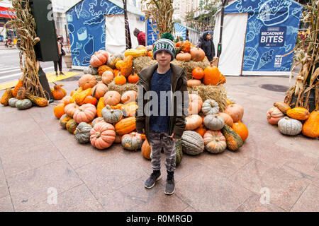 Exposition de citrouille à Broadway Bites une pop-up en été et en automne, Greeley Square, présentant un mélange varié de cuisines de chefs locaux, New York, U.S.A Banque D'Images