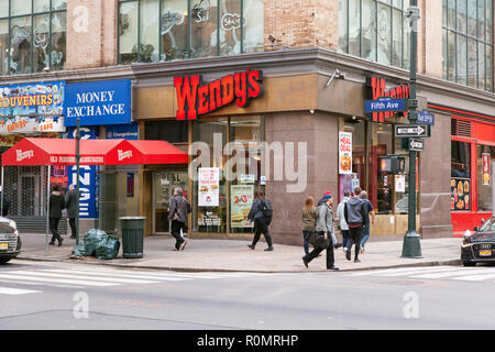 Wendy's fast food restaurant 6ème Avenue, Manhattan, New York City, États-Unis d'Amérique. Banque D'Images