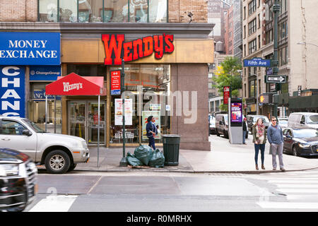 Wendy's fast food restaurant 6ème Avenue, Manhattan, New York City, États-Unis d'Amérique. Banque D'Images