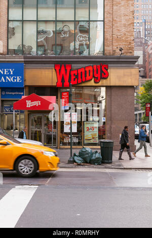 Wendy's fast food restaurant 6ème Avenue, Manhattan, New York City, États-Unis d'Amérique. Banque D'Images