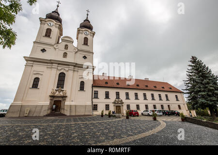 Tihany en Hongrie - vue aérienne du célèbre monastère bénédictin de l'abbaye de Tihany Tihany (coloruful) avec de belles Lac Balaton et ciel dramatique Banque D'Images