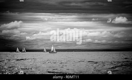 Bateau naviguant dans la prochaine tempête. Voilier par mauvais temps, c'est naviguer à la mer ouverte. Yacht à voile sous un ciel de nuages. Banque D'Images